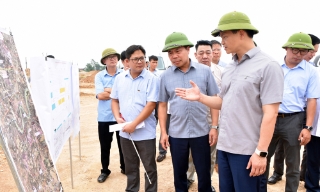 Chủ tịch UBND tỉnh Vương Quốc Tuấn kiểm tra tiến độ thực hiện dự án đường Vành đai 4 - Vùng Thủ đô Hà Nội